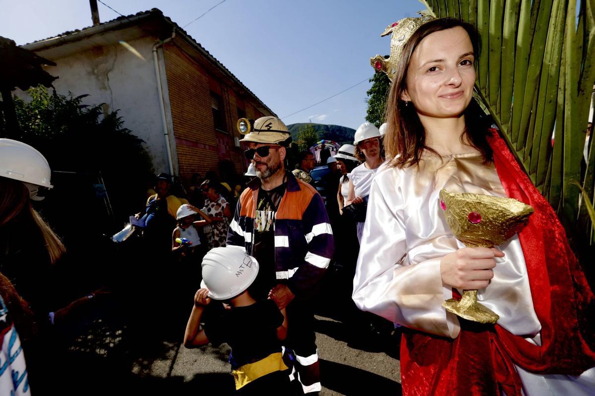 Un desfile y celebraciones para "enmarcar" en Olloniego, que despide las fiestas de San Antonio