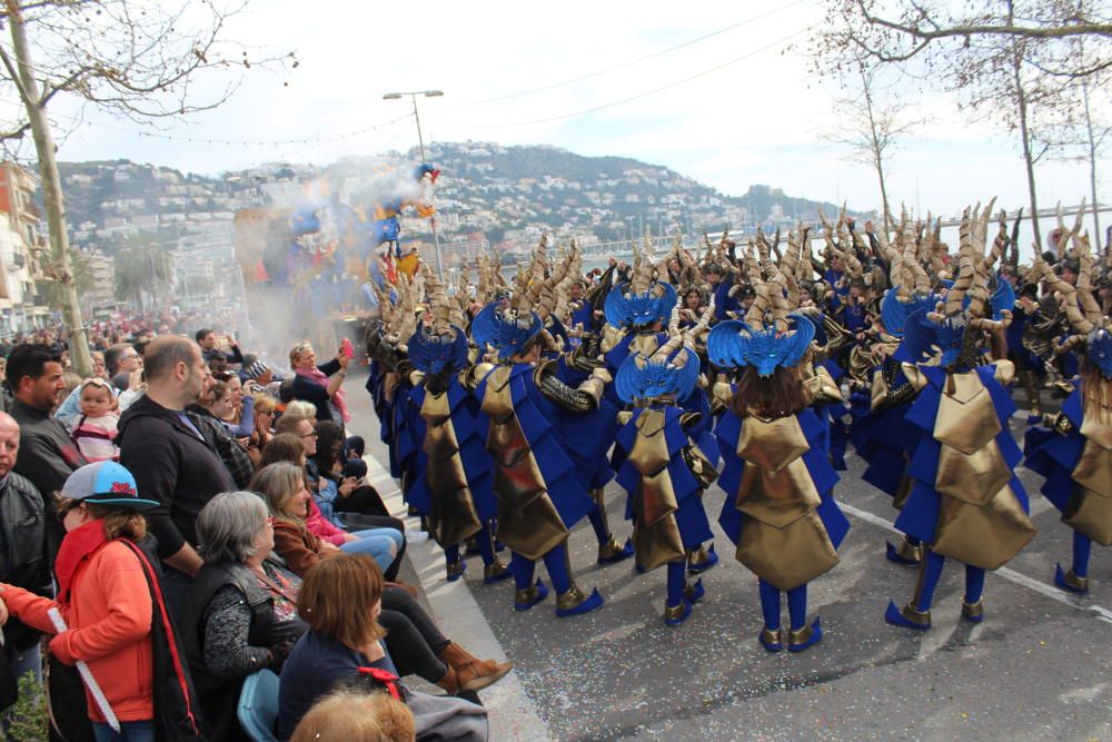 Roses viu un carnaval pletòric de gent i bon temps