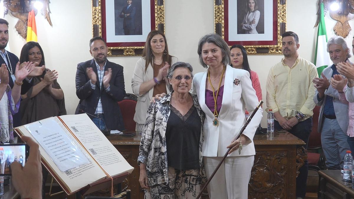 Carmen Flores y Paqui Herrador, tras el pleno extraordinario de Aguilar este martes.