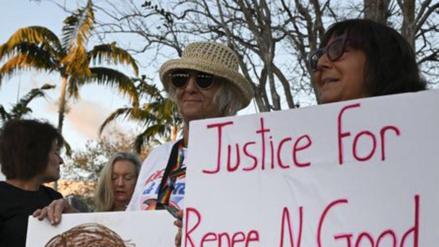 Dos manifestants, a Florida. | MICHELE EVE SANDBERG / EUROPA PRESS