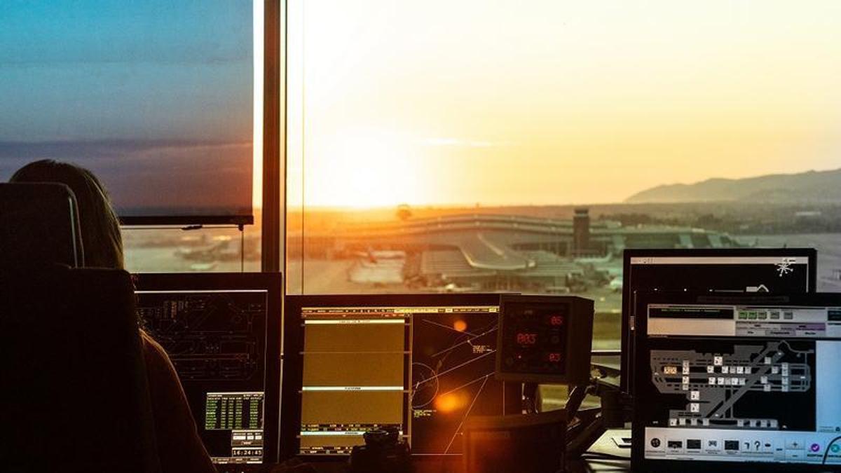 Controladora aérea de ENAIRE  en la torre de control de Barcelona.