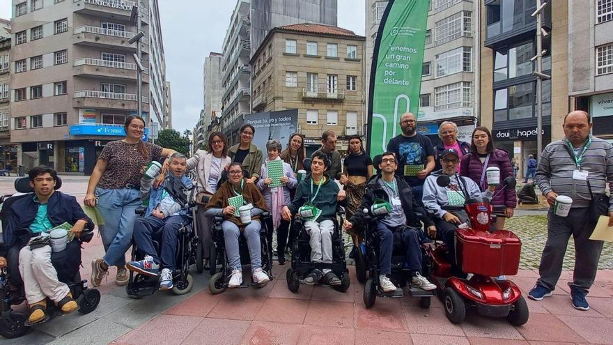 Un grupo de voluntarios de la asociación Amencer-Aspace de Pontevedra, que recorrieron las calles con sus sillas de ruedas.