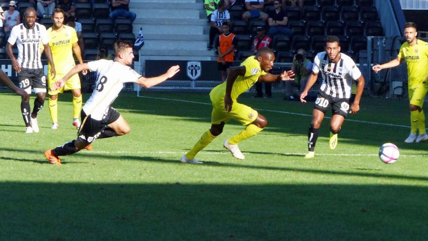 Toko Ekambi disputando un balón durante el partido contra el Angers, su exequipo.