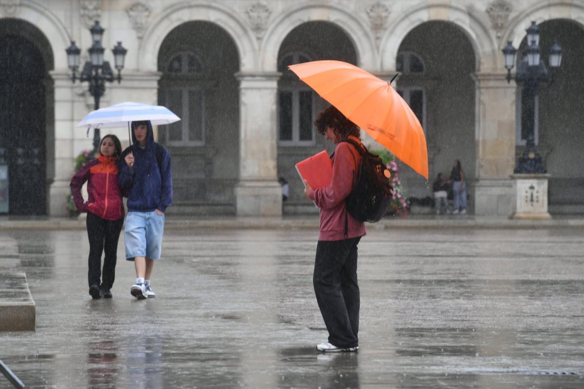Una gran tromba de agua causa inundaciones en varios puntos de A Coruña. Una gran tromba de agua causa inundaciones en varios puntos de A Coruña.