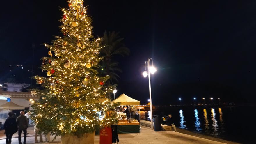 La Navidad ilumina los tres núcleos de Xàbia: el Arenal, el puerto y el casco histórico