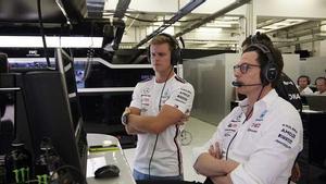 Mick Schumacher, reserva de Mercedes, junto a Toto Wolff