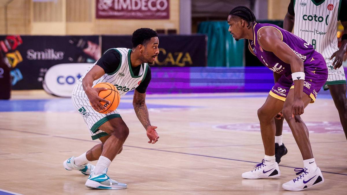 El escolta estadounidense Ja’ Monta Black controla el balón en un encuentro de la presente temporada.