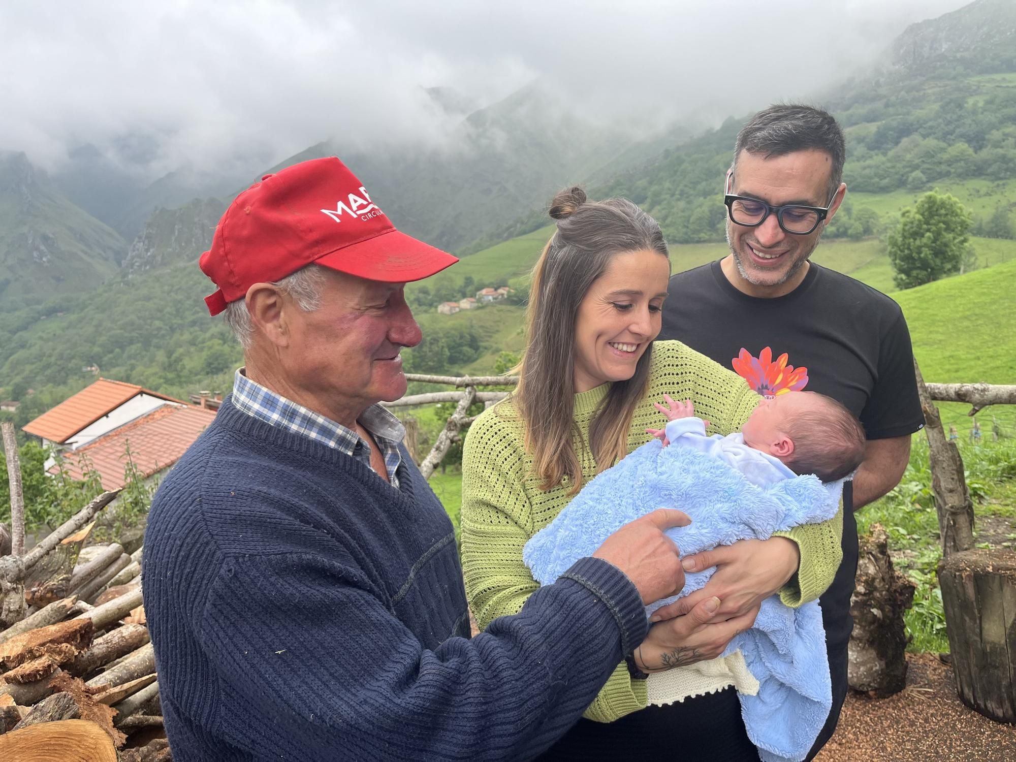 Una pareja de A Guarda da el primer niño en 40 años a un pueblo asturiano