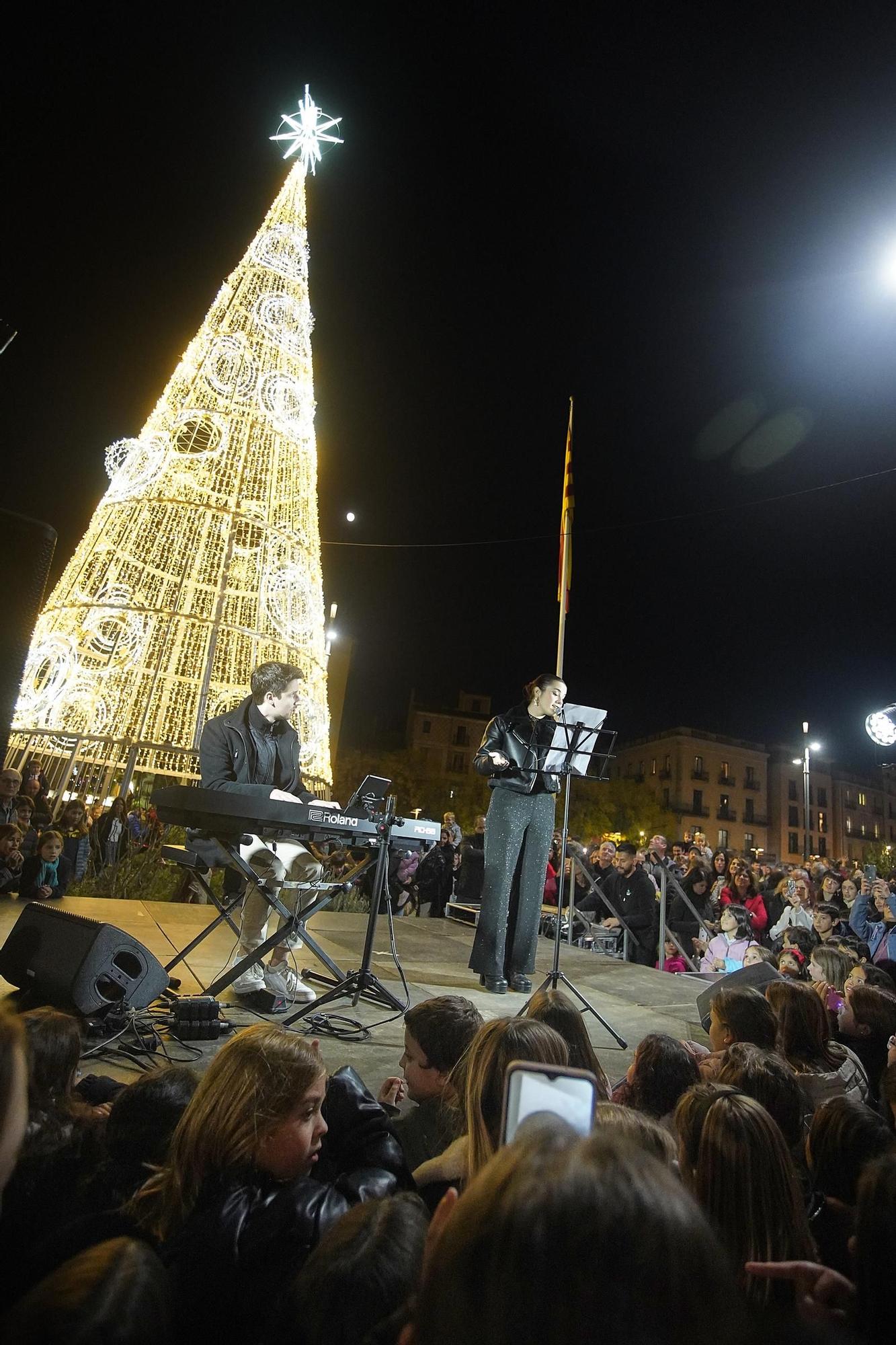 Galeria d'imatges: La tradicional encesa de l’arbre de Nadal de la plaça Catalunya acapara l’expectació de grans i petits