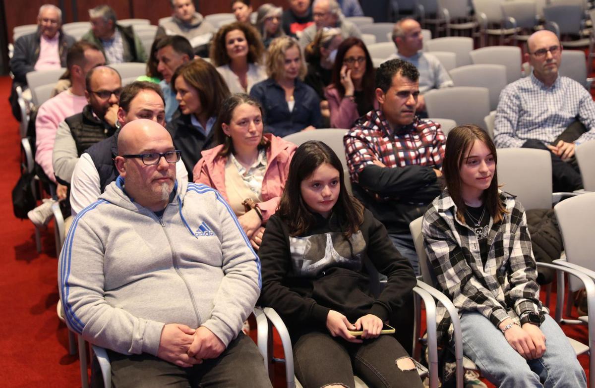 Asistentes al acto, en el Club Prensa Asturiana de LA NUEVA ESPAÑA, en Oviedo. | Luisma Murias