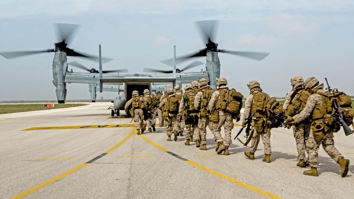 Un grupo de marines embarca en un V22 Osprey en Morón (Sevilla) para un ejercicio.