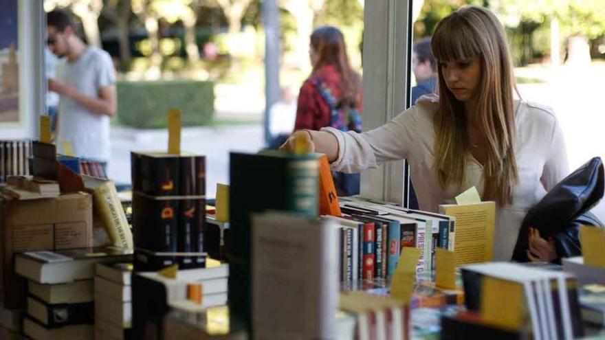 Ciudadanos visitan la Feria del Libro Antiguo y de Ocasión en La Marina.