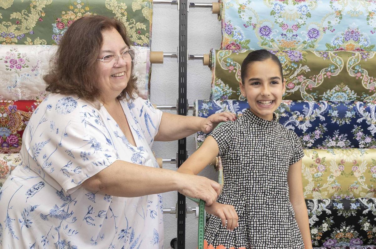 Tradición a medida: la Bellea del Foc Infantil y sus damas inician el camino hacia sus trajes oficiales
