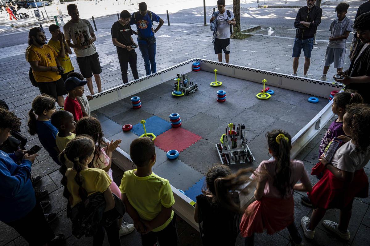 Exhibición de robots en la calle en La Mina, en Sant Adrià de Besòs.