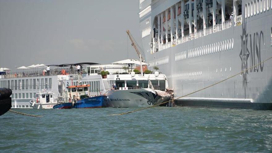 Espectacular colisión en un canal de Venecia