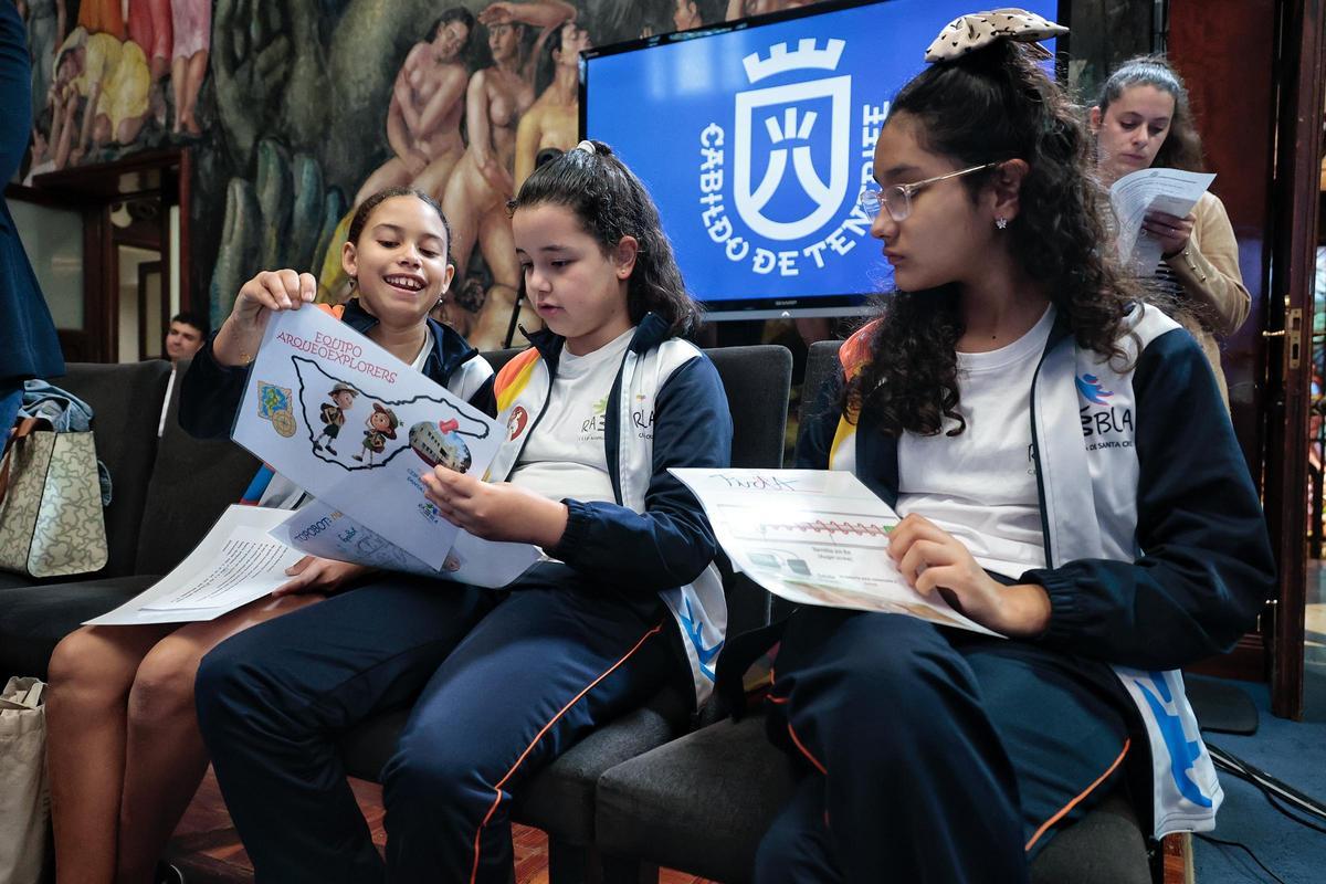 Alumnas del CEIP Rambla de Santa Cruz durante un encuentro con científicas referentes.
