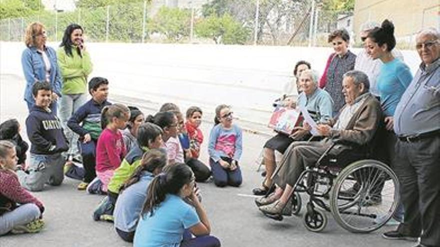 El colegio Carmen Romero acoge un encuentro intergeneracional