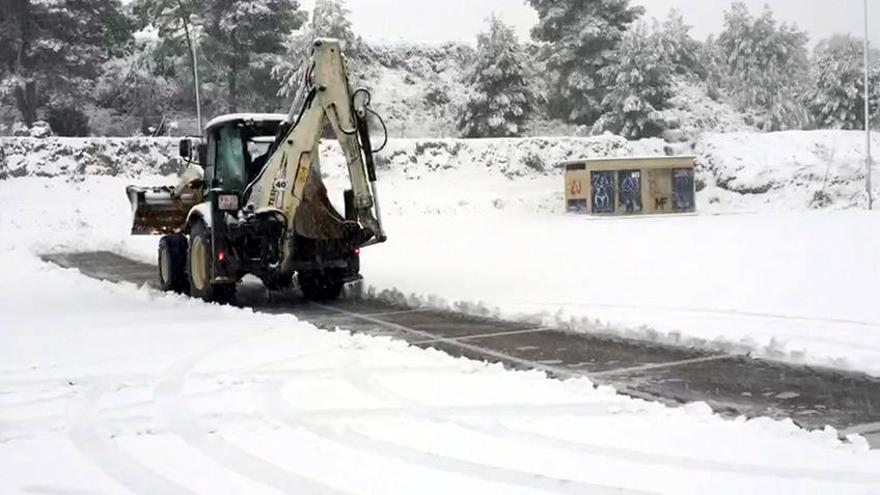 Ontinyent completamente nevado en la zona del tanatorio