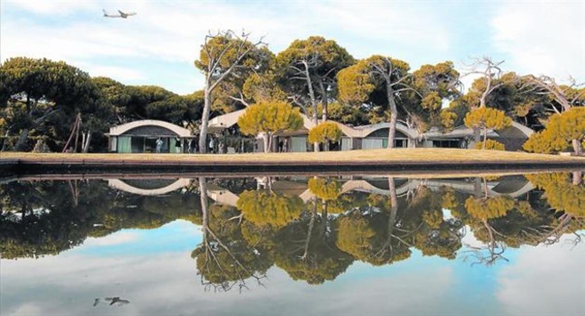 L’assetjament 8 Els avions que s’enlairen a la nova pista de l’aeroport del Prat provoquen una agressió sonora que fa inhabitable la vivenda. L’assetjament 8 Els avions que s’enlairen a la nova pista de l’aeroport del Prat provoquen una agressió sonora que fa inhabitable la vivenda.