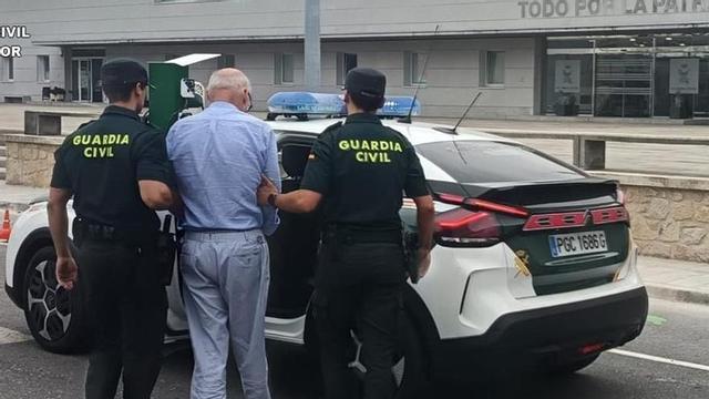 El detenido, conducido por dos guardias civiles. | GUARDIA CIVIL
