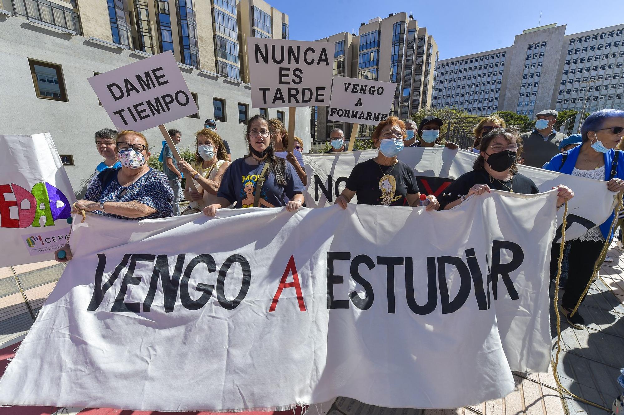 Manifestación contra el recorte en la educación para mayores