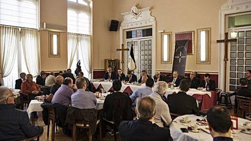 Las dos nuevas cruces donadas por Feliciano Prieto flanquearon a la directiva.