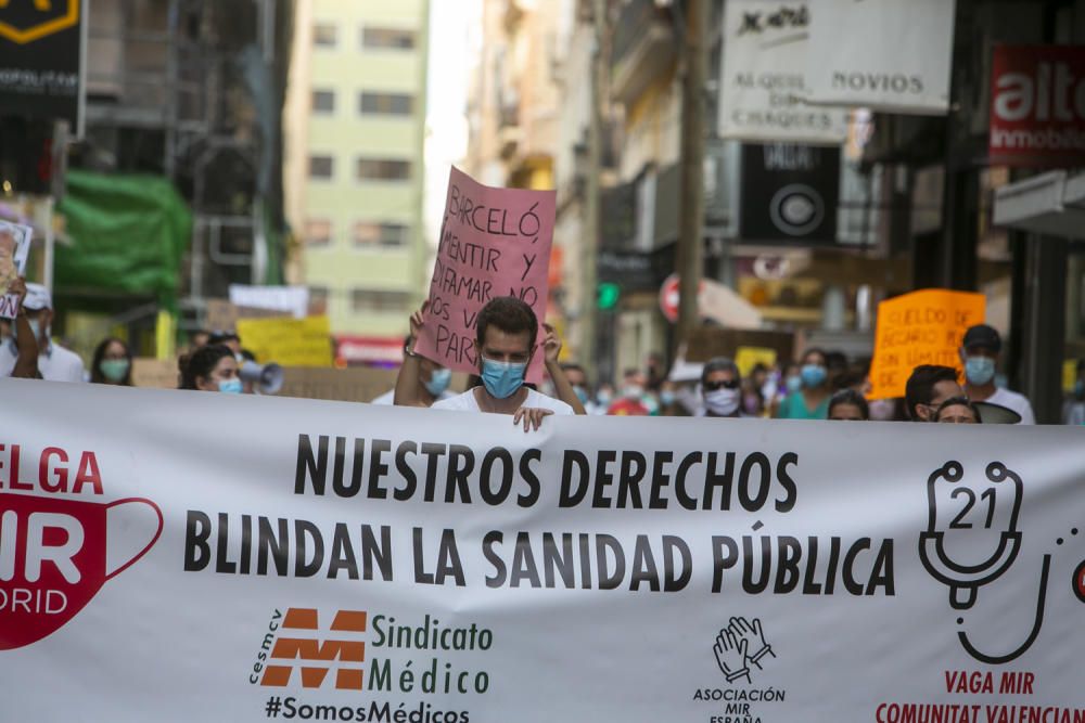 Los médicos residentes echan en cara a la consellera Barceló que Madrid ya ha llegado a un acuerdo y ha dado fin a la huelga.