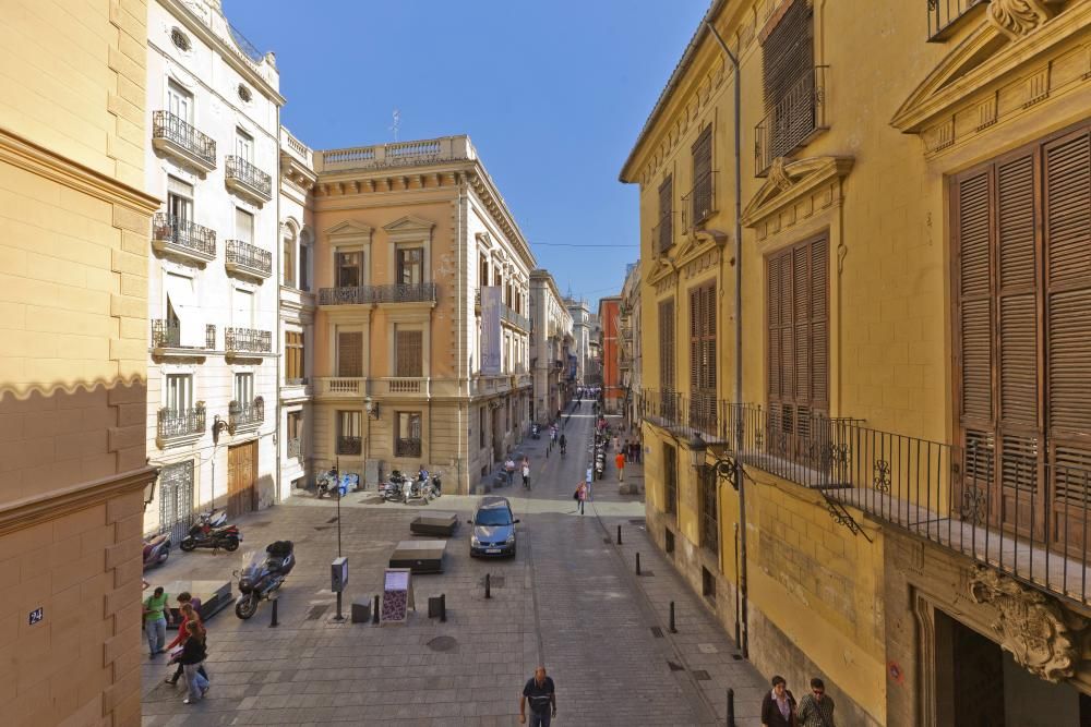 Al fondo, fachada de un edificio singular de la calle Caballeros, ahora ocupado por una institución (4 millones).