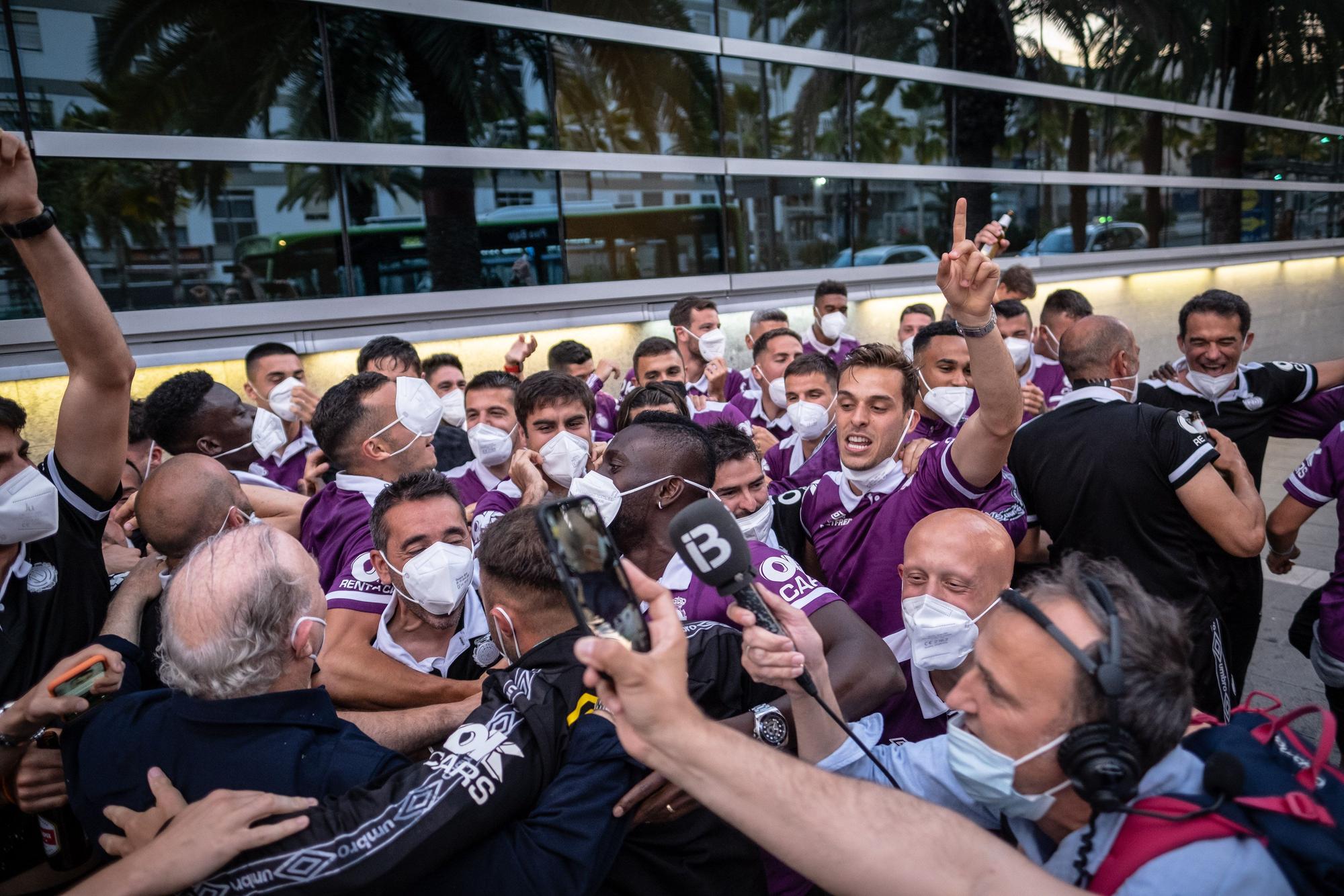 Los jugadores del Mallorca celebran que el ascenso a Primera