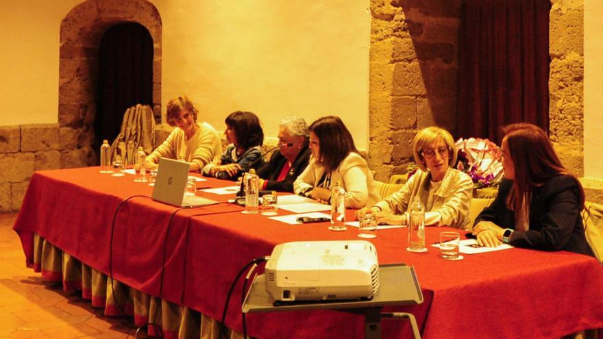 La alcaldesa Beatriz Asensio moderando un debate con mujeres benaventanas en el Fernando II.