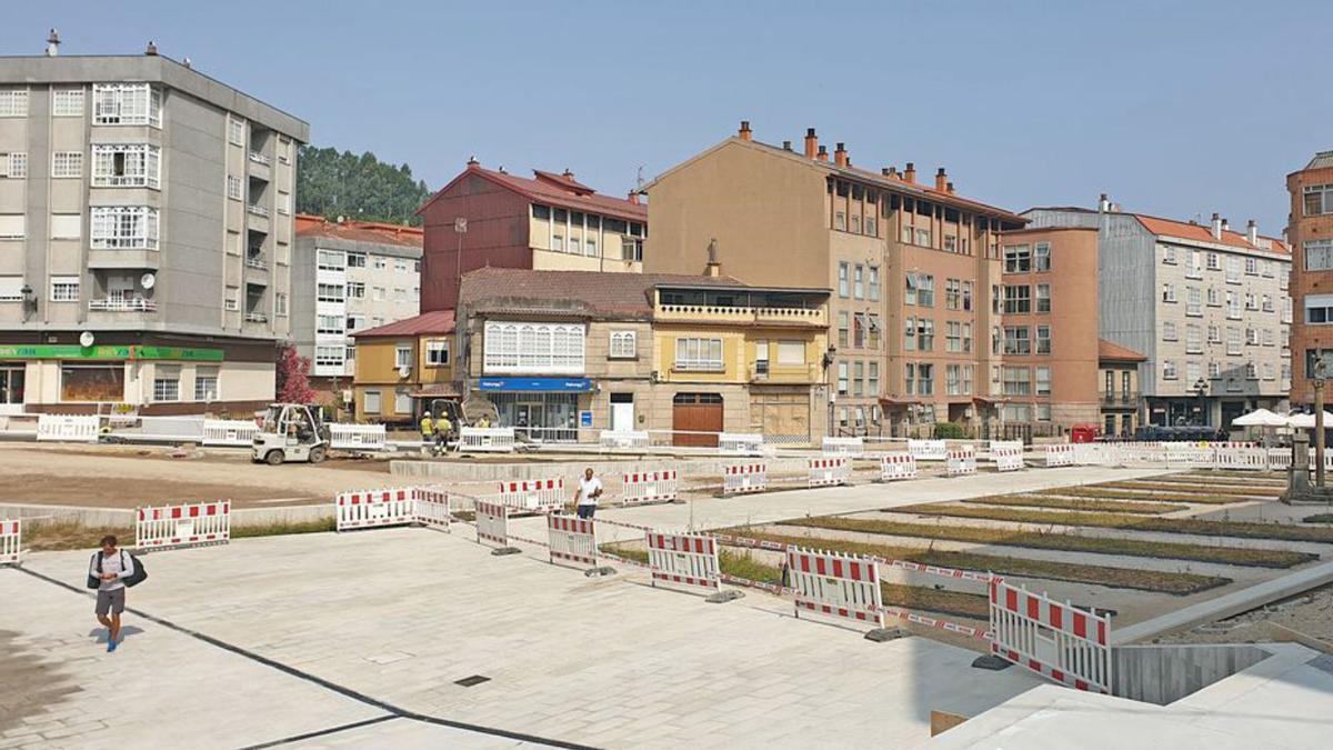 Estado actual de las obras en la Praza de Ponteareas, la principal vía de acceso rodado y peatonal al casco urbano de Redondela.  |  // M.G.B.