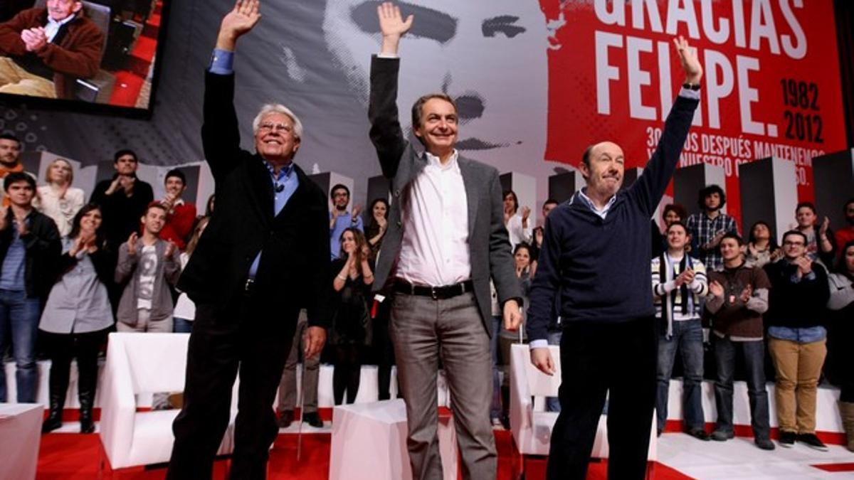 Felipe González, José Luis Rodríguez Zapatero y Alfredo Pérez Rubalcaba, en el homenaje al primero hoy en Madrid. DAVID CASTRO