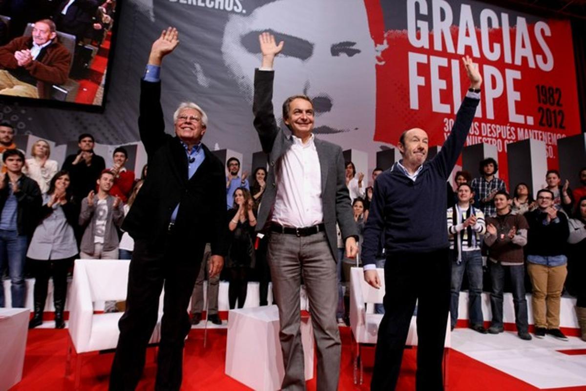 Felipe González, José Luis Rodríguez Zapatero i Alfredo Pérez Rubalcaba, en un homenatge al primer celebrat a Madrid. DAVID CASTRO