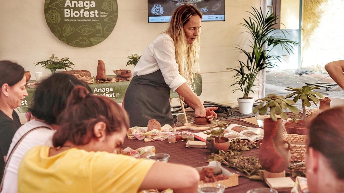 La alfarera Cristina Toledo, en uno de los talleres de artesanía impartidos en una edición anterior.