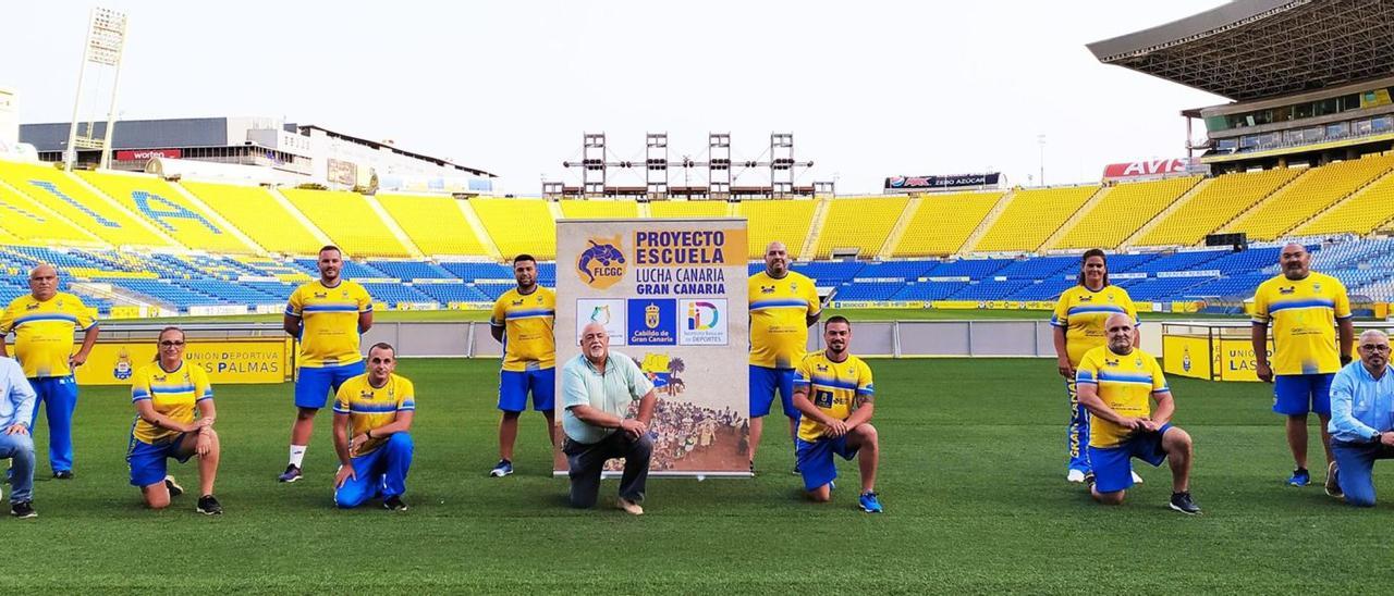 Imagen del acto de presentación del Proyecto Escuela de Lucha Canaria, impulsado por la Federación Insular y la Consejería de Deportes del Cabildo de Gran Canaria. | | COMEME CANARIAS