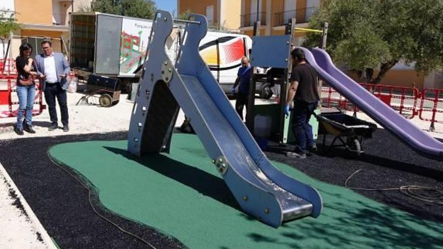 Mejoran la seguridad de los juegos infantiles de 6 parques de Ontinyent