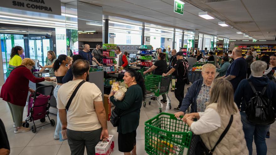 Largas colas en los supermercados en Barcelona