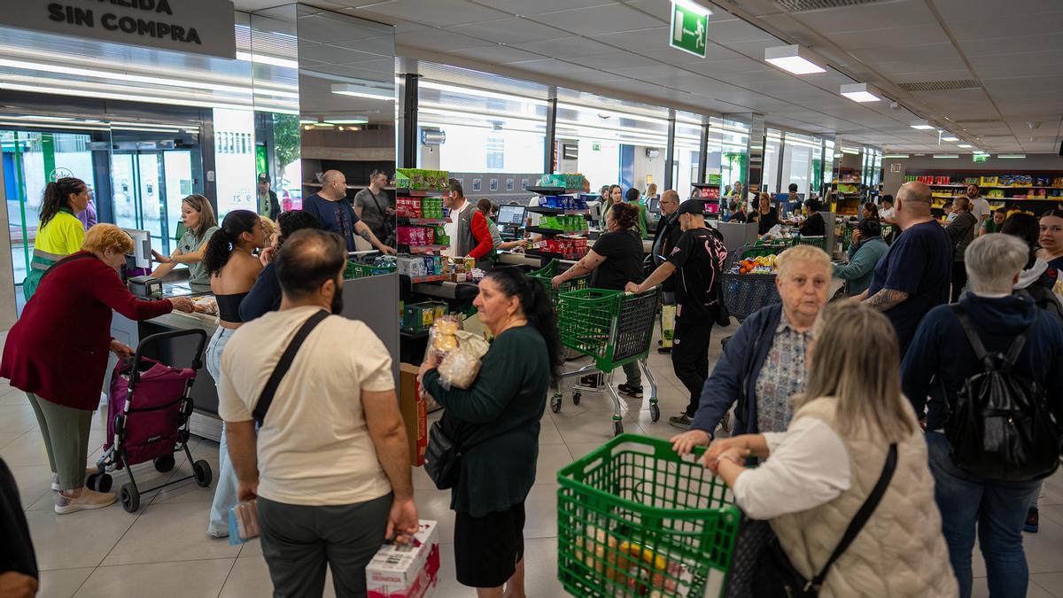 Largas colas en los supermercados en Barcelona