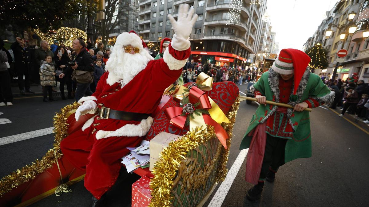 Así será la esperada llegada de Papá Noel este miércoles a Oviedo: todos los datos del desfile que recorrerá la ciudad