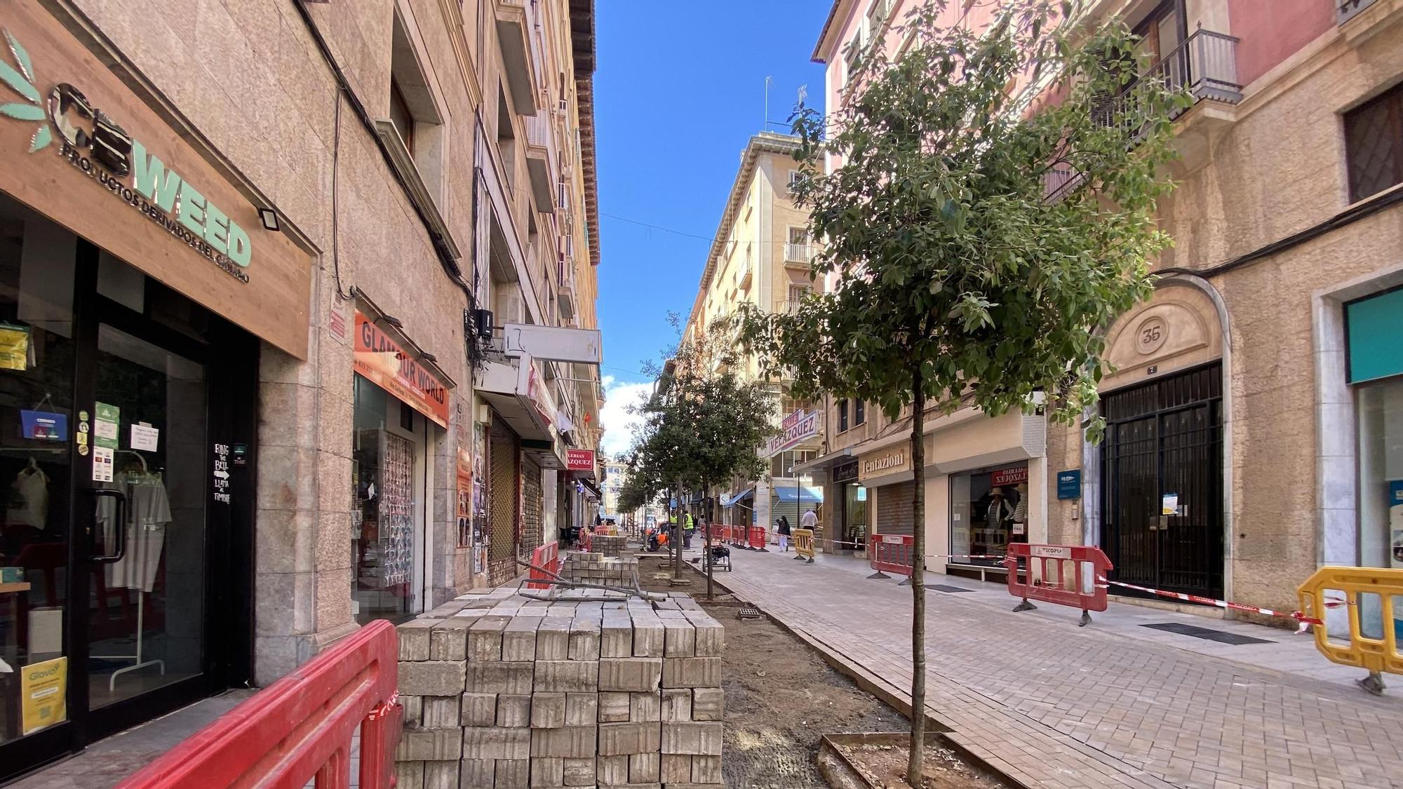 Las fotos de la eliminación de la trama verde de la calle Velázquez de Palma, que vuelve a ser pavimentada