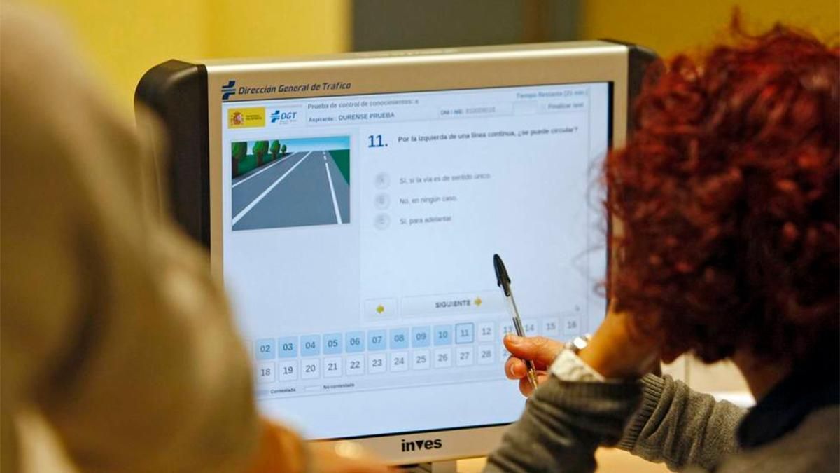 Una mujer se prepara para el examen teórico de conducir.