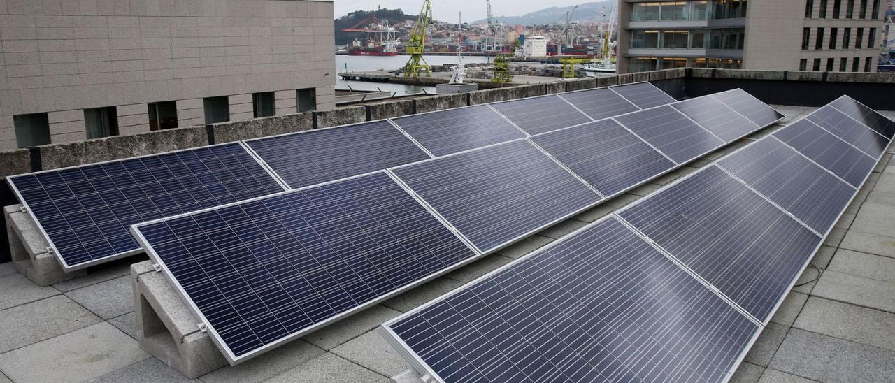 Paneles solares instalados en el edificio del Puerto en la Praza da Estrela.