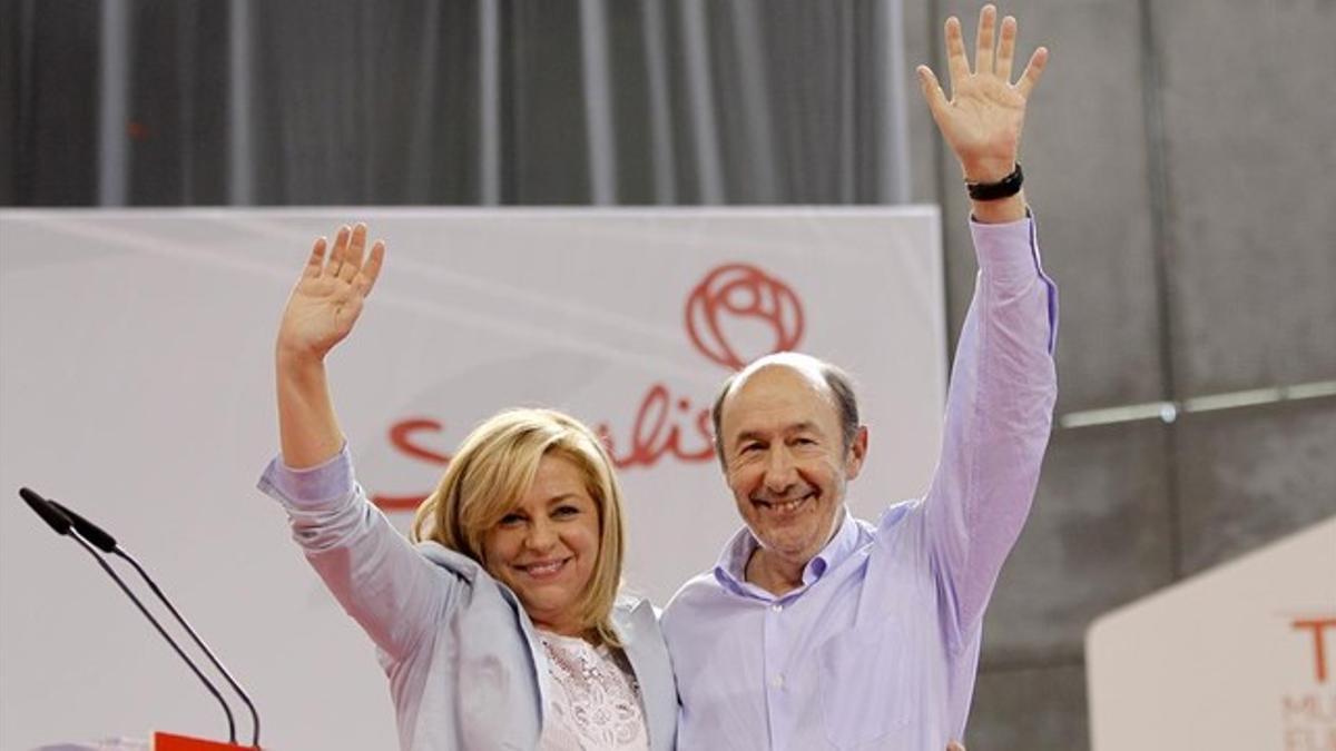 Elena Valenciano y Alfredo Pérez Rubalcaba, en el mitin de cierre de campaña el pasado viernes en Madrid.