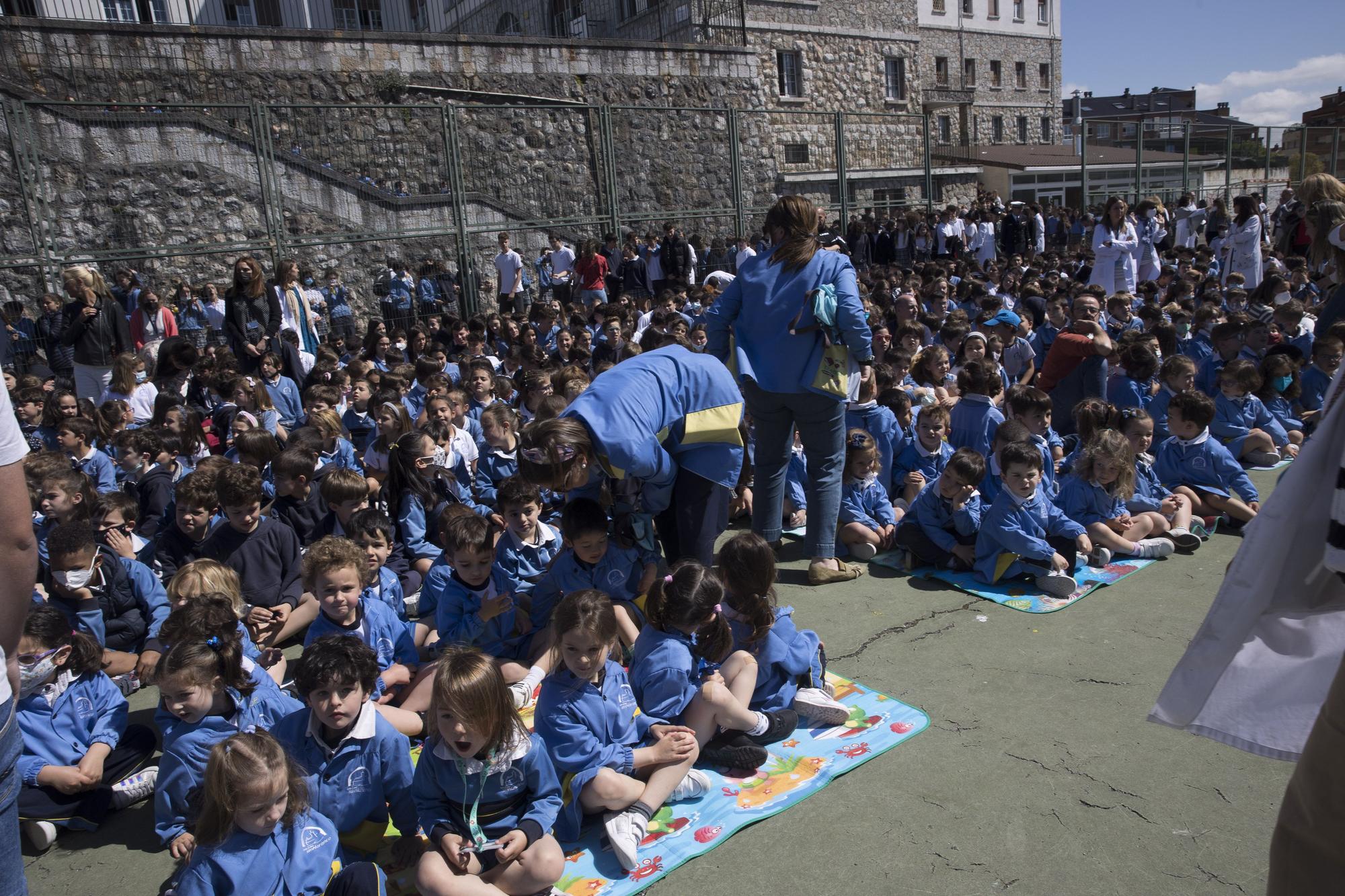 Izado de bandera en el colegio Santa María del Naranco