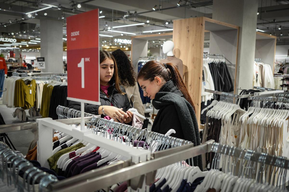 FOTOGALERÍA | Primer día de rebajas en Badajoz: colas, cambios y menos afluencia que otros años