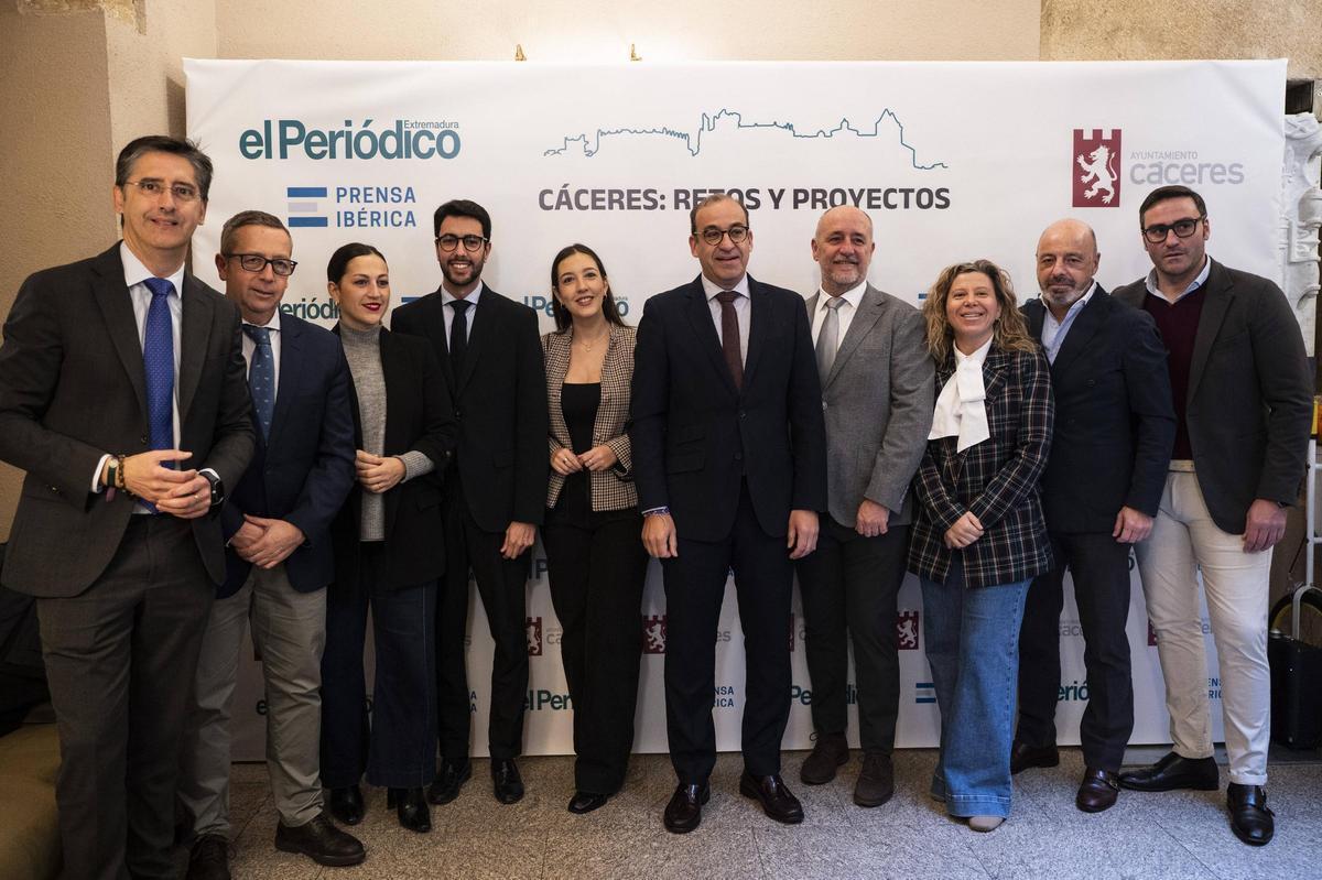 El alcalde, acompañado por su equipo de Gobierno, en el desayuno informativo de El Periódico Extremadura.