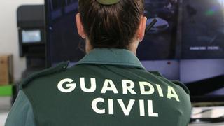 Molesta a los viandantes y trata de agredir a agentes de la Guardia Civil en Sant Josep