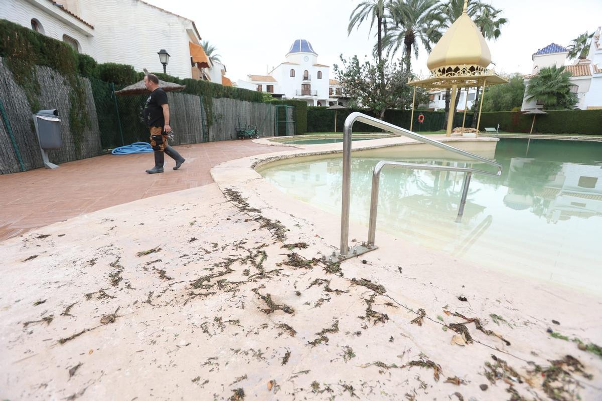 Estado de la piscina de la urbanización Costa Hispania en Gran Alacant, en Santa Pola