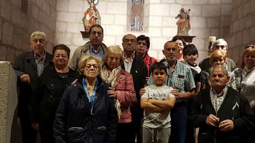 Foto de familia de los cofrades asistentes a la asamblea en la iglesia del Sepulcro.