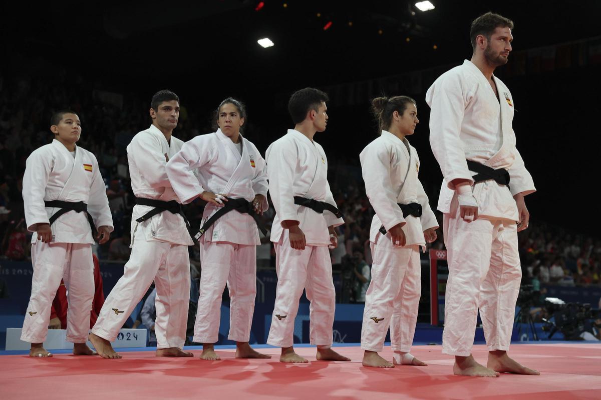 El equipo mixto español de judo (de i a d) Ai Tsunoda Roustant, Tristani Mosakhlishvili, Cristina Cabana Pérez, David García Torne, Ariane Toro Soler y Nikoloz Sherazadishvili, durante su enfrentamiento al equipo de los refugiados, durante la ronda eliminatoria de judo por equipos mixtos en los Juegos Olímpicos de París 2024, este sábado.